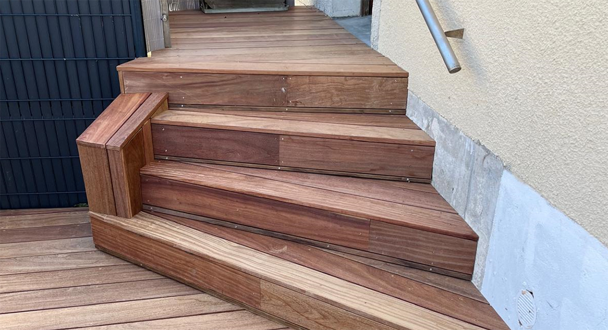 Étapes de pose de marches sur une terrasse bois