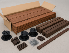 Kit terrasse bois complet prêt à l’installation : lames, plots réglables, visserie, cales et lambourdes.
