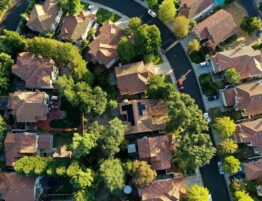Vue aérienne d’un quartier résidentiel illustrant la proximité entre propriétés et les enjeux d’exposition visuelle autour d’une terrasse en bois.