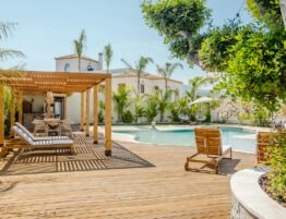 Terrasse en bois moderne avec piscine et pergola, illustrant le coût d’une terrasse bois au m² en 2026
