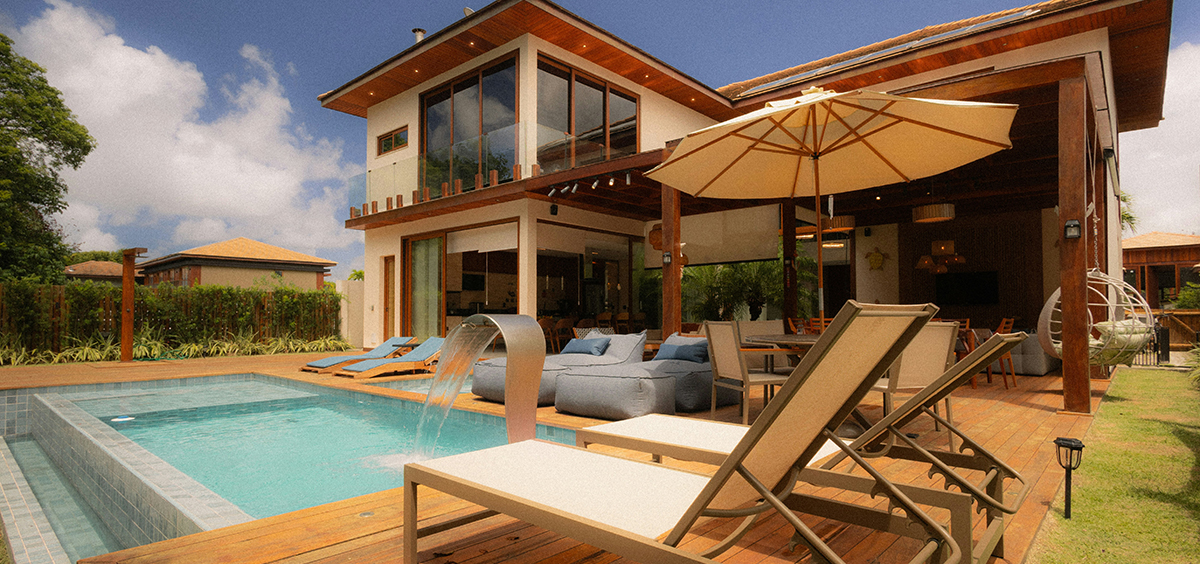Terrasse bois haut de gamme avec piscine et mobilier design, illustrant l’importance de la qualité de réalisation dans la valorisation immobilière.