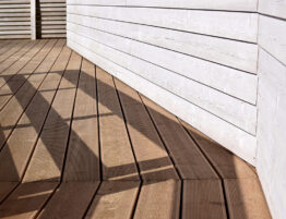 Vue rapprochée d’une terrasse bois avec lames rainurées et structure en lambourdes, illustrant les principes de pose et d’alignement des entraxes pour un platelage durable et esthétique.