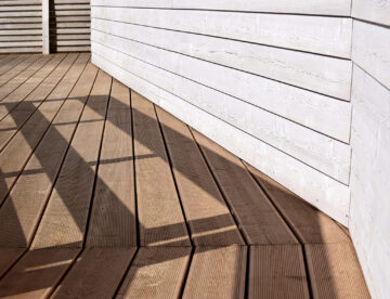 Vue rapprochée d’une terrasse bois avec lames rainurées et structure en lambourdes, illustrant les principes de pose et d’alignement des entraxes pour un platelage durable et esthétique.
